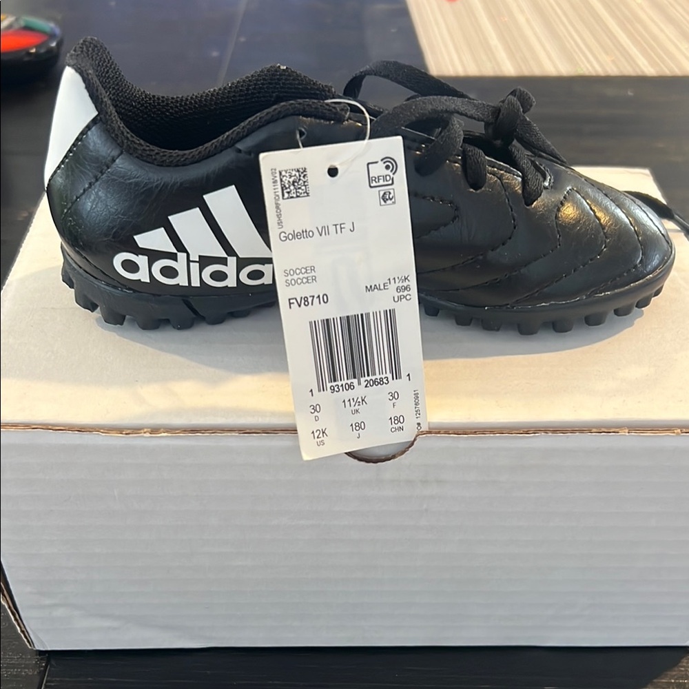 Adidas Black Sneakers Sleek Synthetic Design